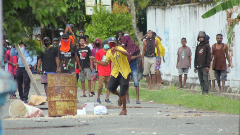Unjuk Rasa Berlangsung Ricuh di Sorong, 4 Polisi Terluka - Bagian 2