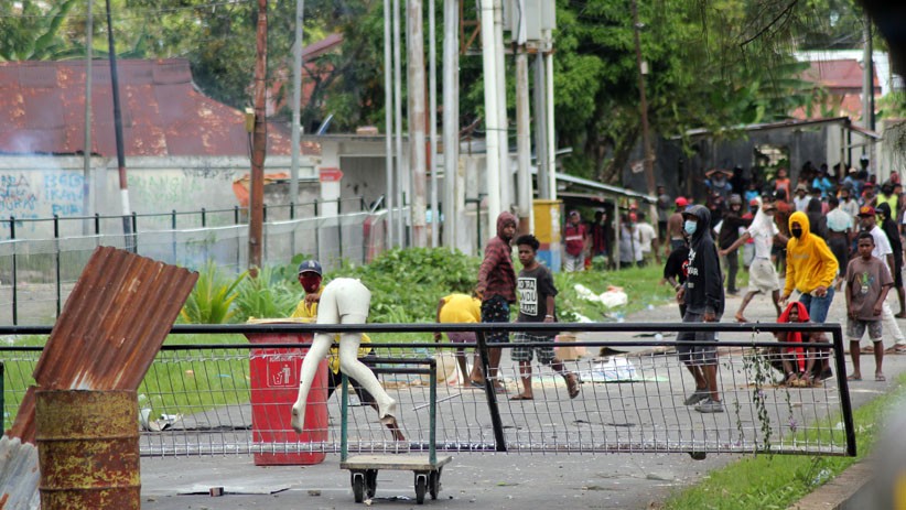 Unjuk Rasa Berlangsung Ricuh di Sorong, 4 Polisi Terluka - Bagian 5