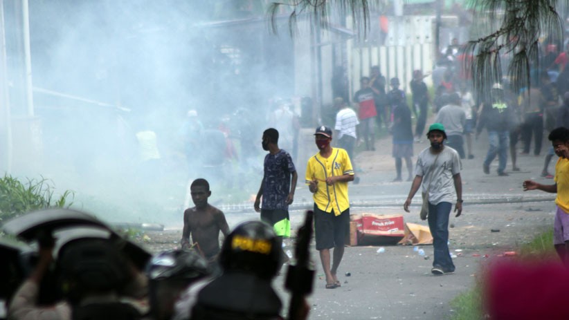 Unjuk Rasa Berlangsung Ricuh di Sorong, 4 Polisi Terluka - Bagian 4
