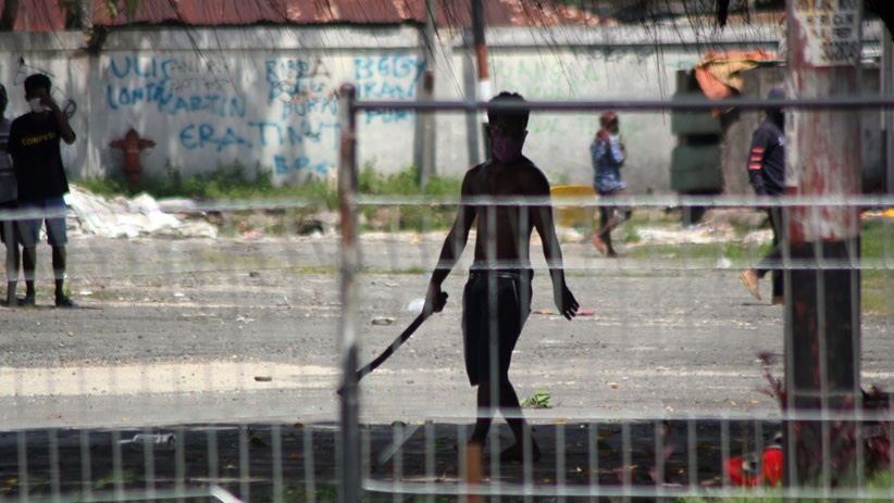 Unjuk Rasa Berlangsung Ricuh di Sorong, 4 Polisi Terluka - Bagian 3