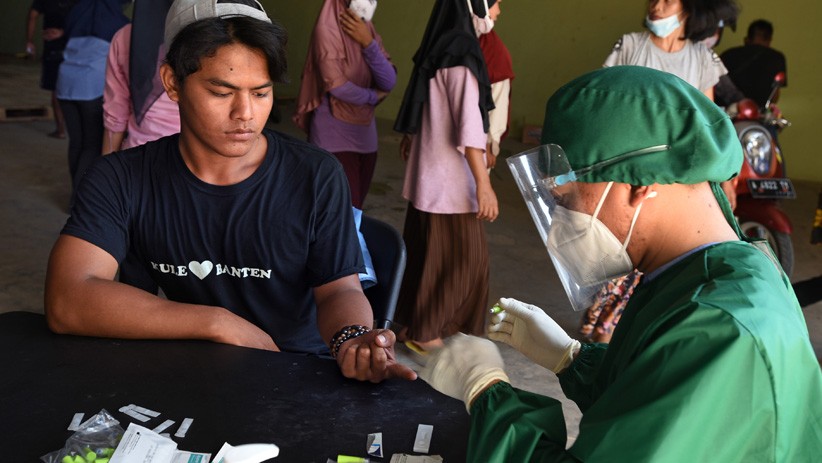 Tenaga Pelipat Surat Suara Pilkada Serentak Jalani Swab Test - Bagian 2