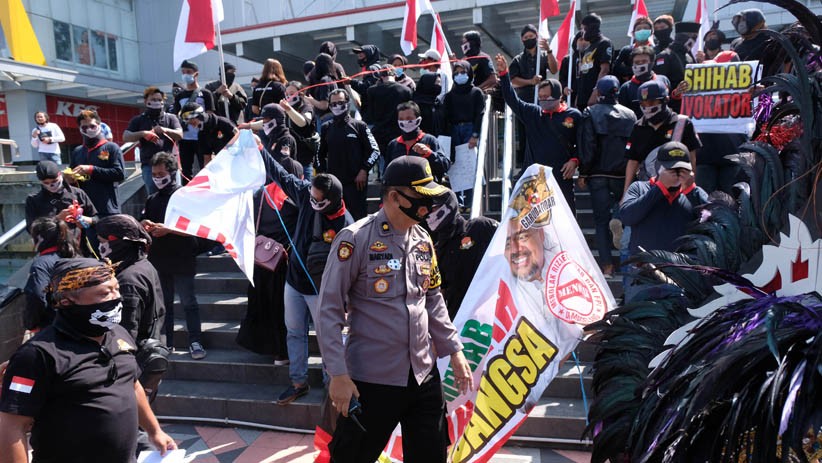 Timbulkan Kerumunan Massa, Aksi Tolak Habib Rizieq Dibubarkan Polisi di Magelang - Bagian 1