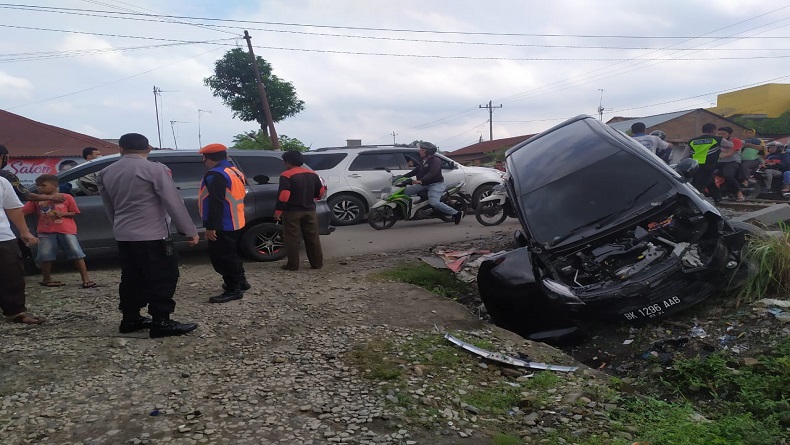 Terobos Perlintasan, Mobil Agya Ditabrak Kereta Api di Medan Helvetia