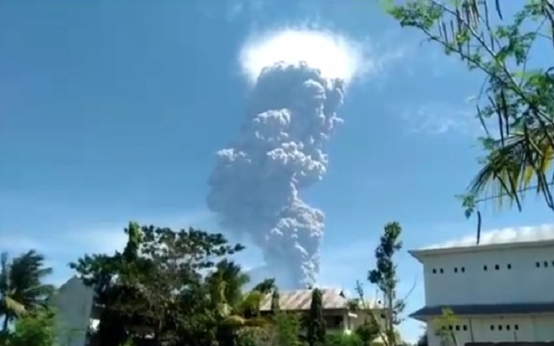 Gunung Ili Lewotolok 19 Kali Meletus dalam Sehari, Terdengar Dentuman dan Gemuruh