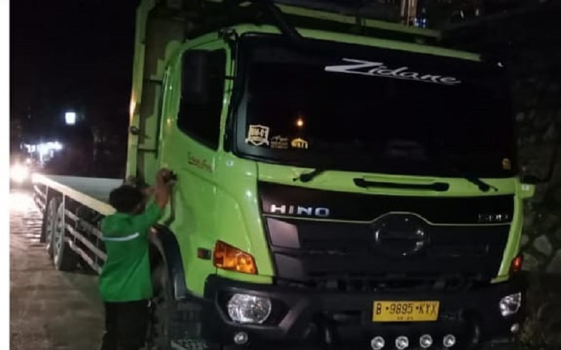 Truk Tronton Terbalik di Jalan Trans Sumatera Aceh Timur akibat Jalan Licin