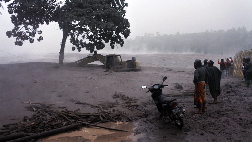 Banjir Lahar Dingin Gunung Semeru, Akses Jalan Terputus - Bagian 1