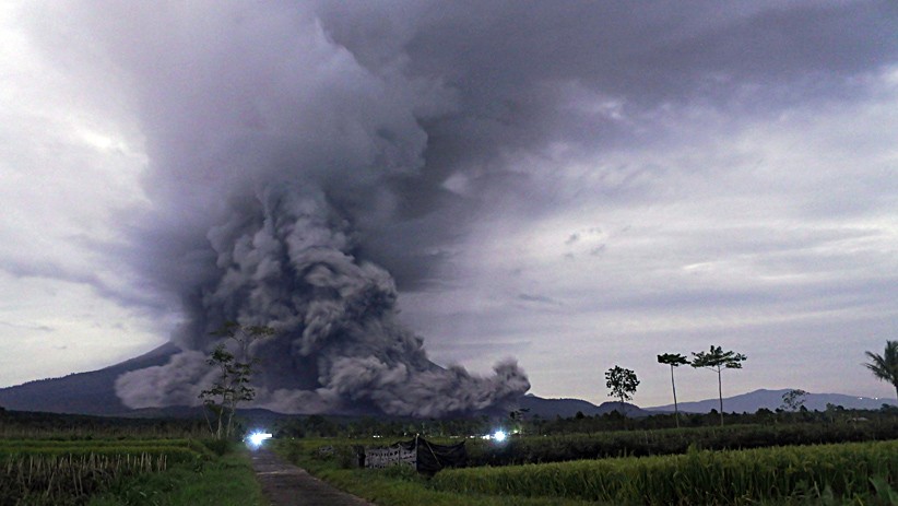 Penampakan Gunung Semeru Meletus Luncurkan Awan Panas Sepanjang 11 Km - Bagian 1
