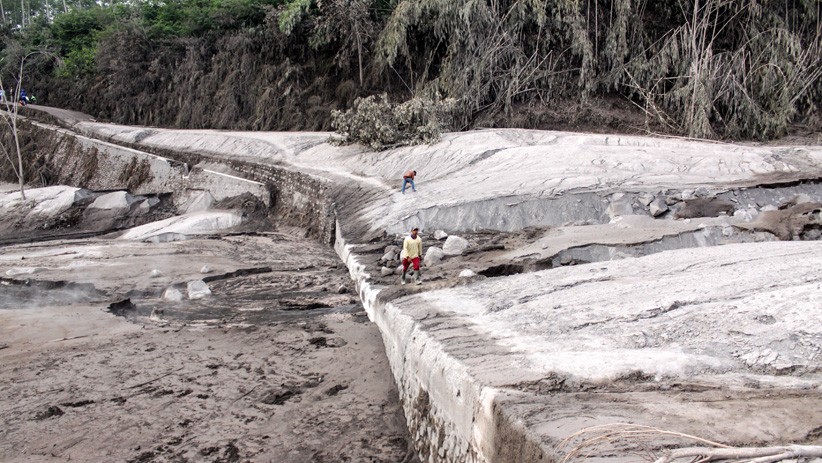 Penampakan Lahar Panas Gunung Semeru Mengalir di Lumajang - Bagian 2