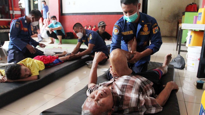 Posko Damkar Jagakarsa Berikan Layanan Pijat Patah Tulang Khas Cimande - Bagian 1