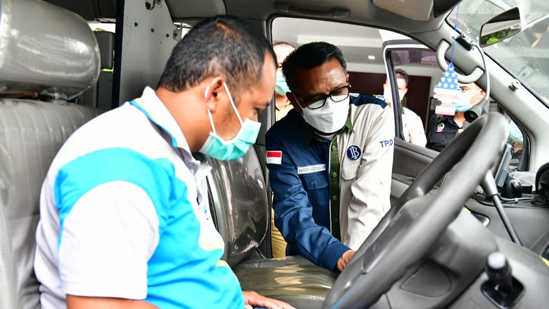 Nurdin Abdullah Serahkan Mobil Ambulans Canggih ke Pjs Bupati Tana Toraja
