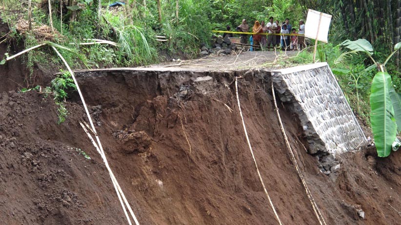 Tanah Longsor Sepanjang 60 Meter di Magelang, Jalan Antardesa Terputus - Bagian 1