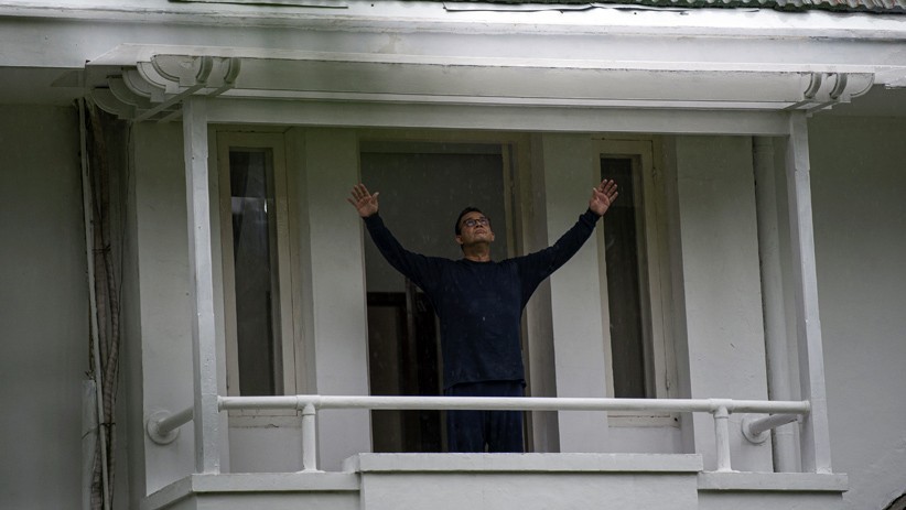 Foto-Foto Anies Baswedan Olahraga Pagi saat Isolasi Mandiri di Rumah Dinas - Bagian 2