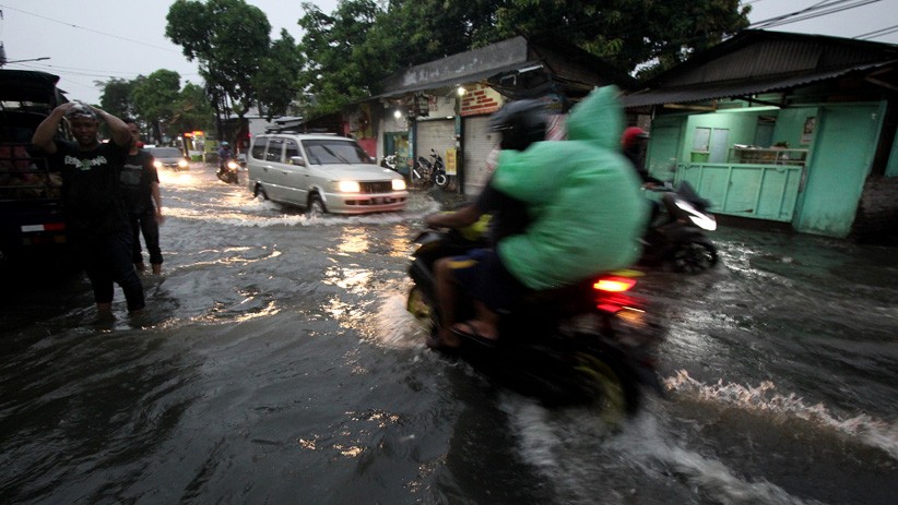 Surabaya Diguyur Hujan 4 Jam, Jalanan Banjir dan Pohon-Pohon Tumbang - Bagian 3