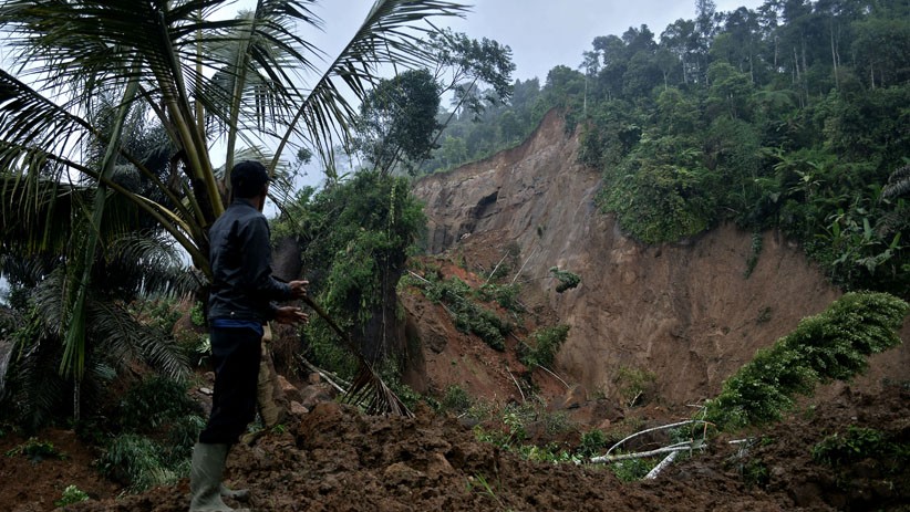 Area Persawahan Warga Cisewu Garut Tertimbun Longsor - Bagian 1