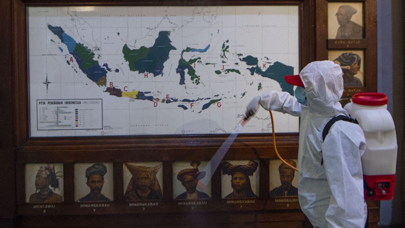 Museum Nasional Disemprot Cairan Disinfektan - Bagian 4