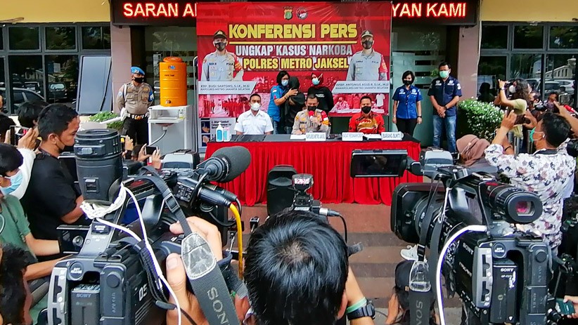 Iyut Bing Slamet Menangis Ditetapkan Tersangka Kasus Narkoba - Bagian 4