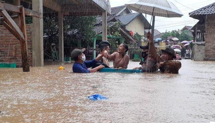 Banjir di Lebak Meluas Rendam Puluhan Desa, 1 Jembatan Ambruk
