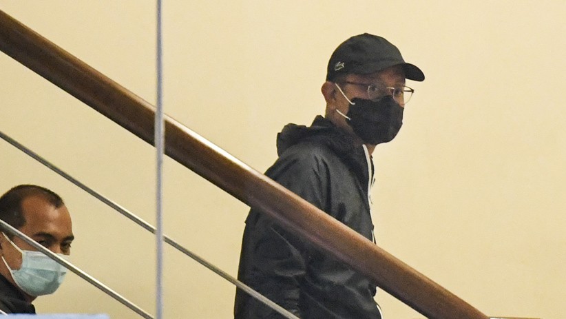 Serba Hitam, Ini Penampakan Mensos Juliari Batubara Menyerahkan Diri ke KPK - Bagian 4