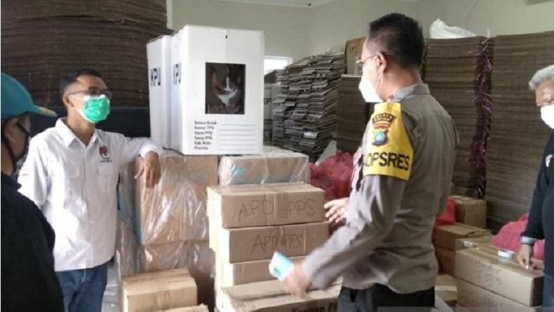 Kapal Angkut Logistik Pilkada Bintan Dihantam Gelombang Tinggi di Perairan Marapas