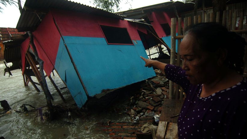 22 Warung Hancur Diterjang Gelombang Tinggi Pantai Utara - Bagian 1