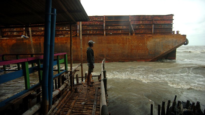 Kapal Tongkang Angkut Batu Bara Terdampar di Pantai Utara Tegal - Bagian 2