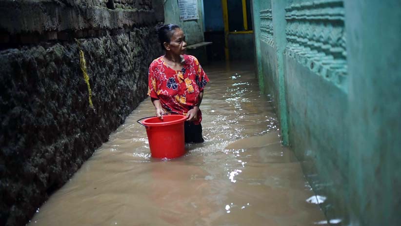 Hujan Deras Guyur Jakarta, Permukiman Warga Kampung Melayu Kebanjiran - Bagian 3