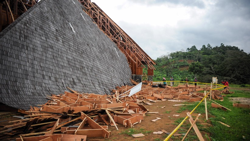 Atap Bangunan Geo Theater Sumedang Roboh Diterjang Angin Kencang - Bagian 2