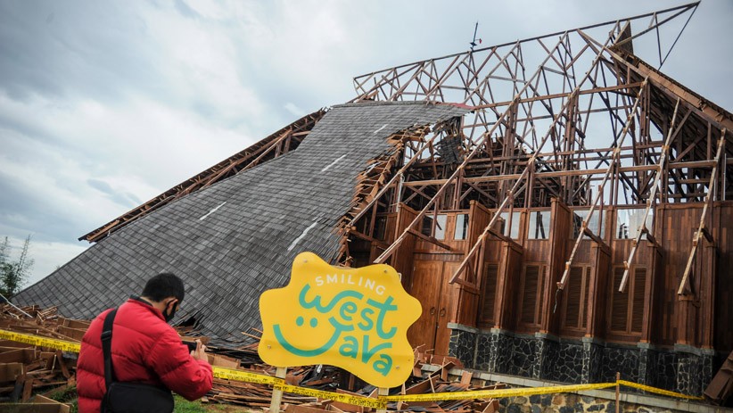 Atap Bangunan Geo Theater Sumedang Roboh Diterjang Angin Kencang - Bagian 3