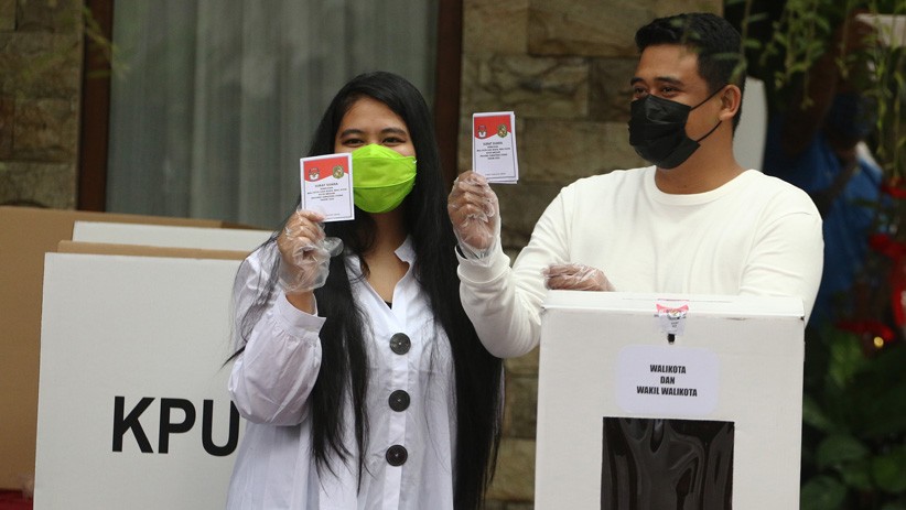 Kompak Berbaju Putih, Bobby Nasution dan Kahiyang Ayu Nyoblos di TPS 22 Medan