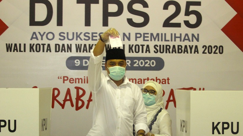 Calon Wali Kota Surabaya Eri Cahyadi bersama Isteri Gunakan Hak Pilih - Bagian 1
