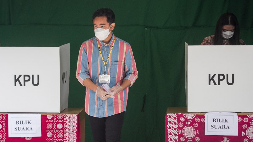 Begini Gaya Calon Wali Kota Solo Gibran Rakabuming Nyoblos di TPS 22 Manahan - Bagian 1
