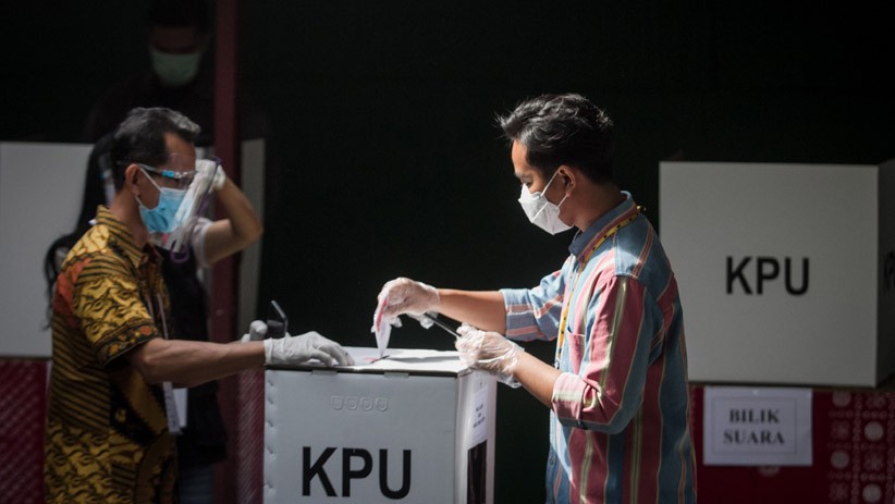 Begini Gaya Calon Wali Kota Solo Gibran Rakabuming Nyoblos di TPS 22 Manahan - Bagian 2