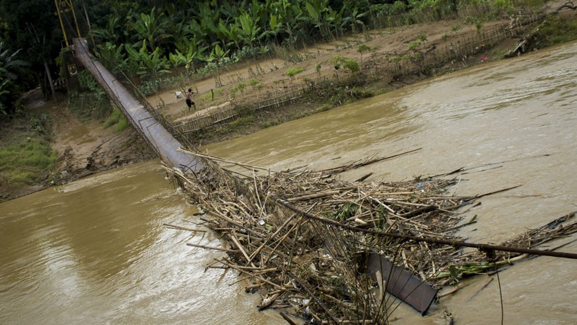 Jembatan Gantung Desa Pasir Tanjung Lebak Putus Diterjang Banjir - Bagian 1