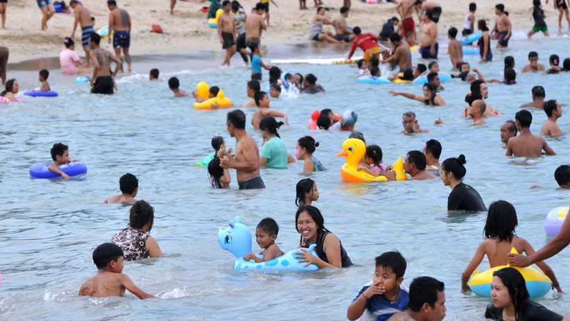 Pantai Sanur Bali Dipadati Wisatawan - Bagian 1