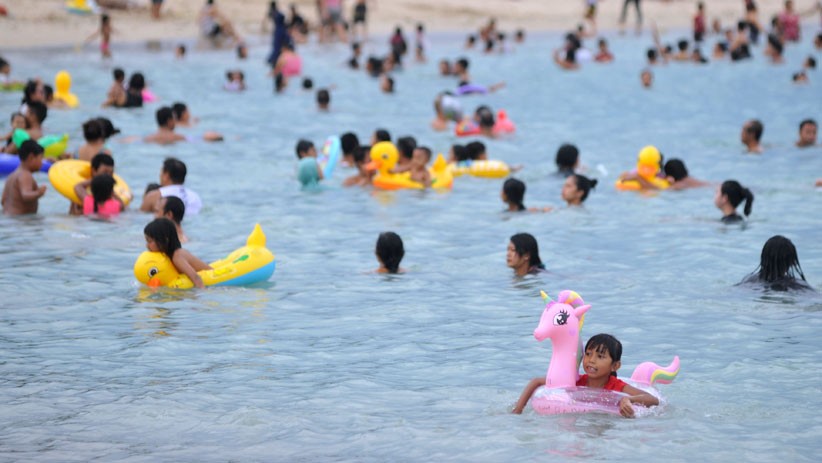 Pantai Sanur Bali Dipadati Wisatawan - Bagian 3