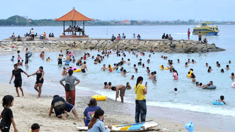Pantai Sanur Bali Dipadati Wisatawan - Bagian 2