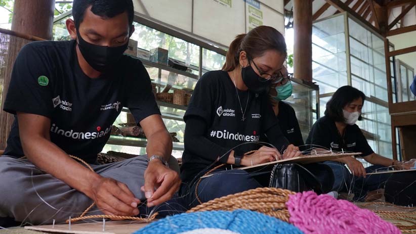 Keseruan Peserta FunTrip Mister Aladin Membuat Kerajinan Tangan di Desa Wisata Gamplong - Bagian 4