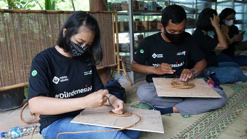 Keseruan Peserta FunTrip Mister Aladin Membuat Kerajinan Tangan di Desa Wisata Gamplong - Bagian 1