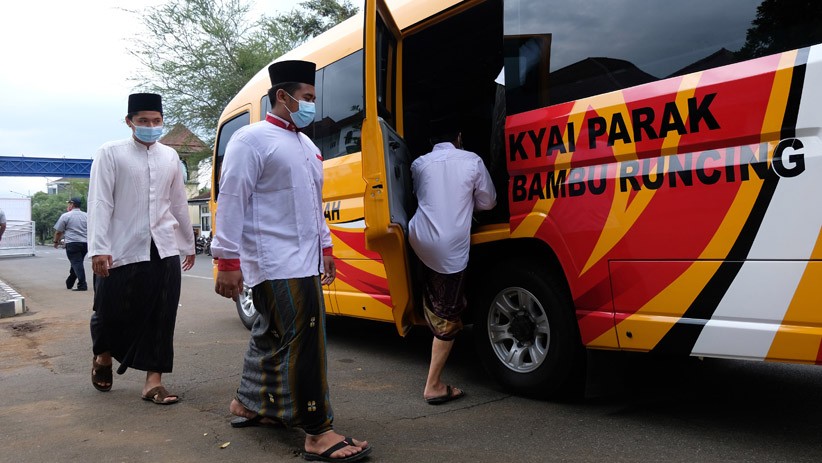 Kemenhub Serahkan Bantuan Bus Sekolah ke Sejumlah Pesantren Jawa Tengah - Bagian 2