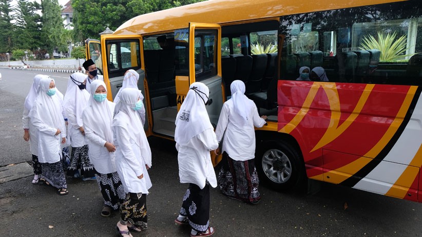 Kemenhub Serahkan Bantuan Bus Sekolah ke Sejumlah Pesantren Jawa Tengah - Bagian 1