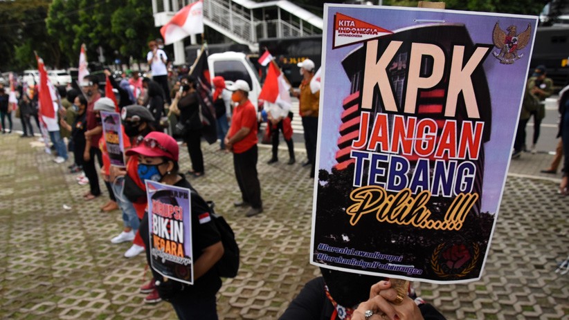 Aksi Massa Tuntut KPK Tidak Tebang Pilih Kasus Korupsi Diwarnai Kericuhan - Bagian 2