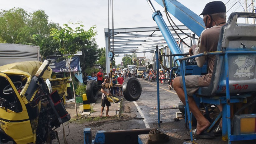 Sopir Mengantuk, Mobil Boks Angkut Buah Ringsek Tabrak Jembatan di Madiun - Bagian 2