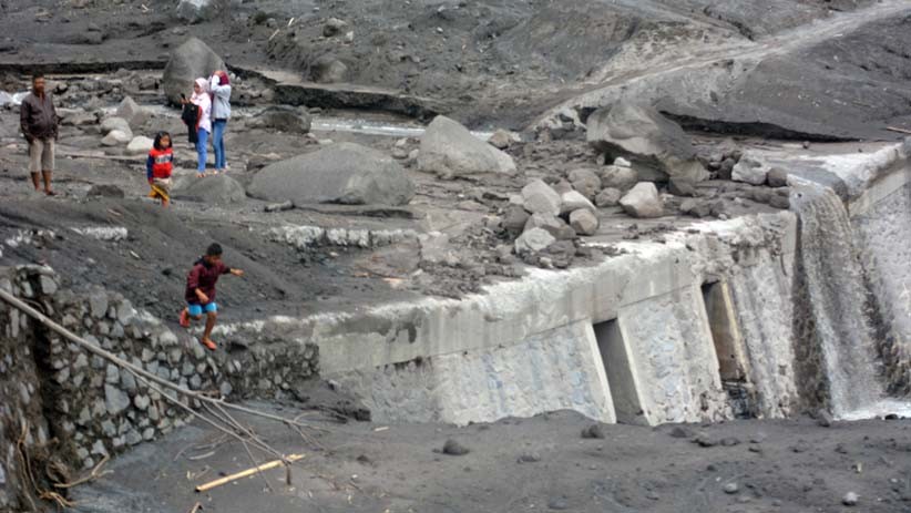 Aliran Lahar Dingin Gunung Semeru Ramai Dikunjungi Warga - Bagian 1