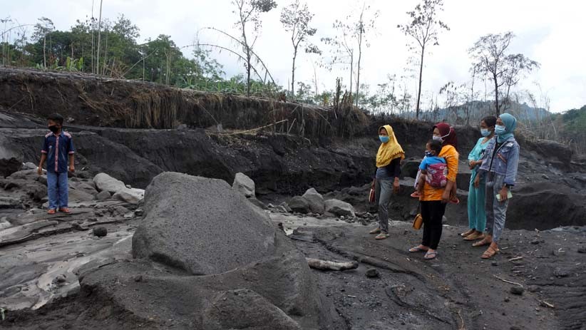 Aliran Lahar Dingin Gunung Semeru Ramai Dikunjungi Warga - Bagian 2