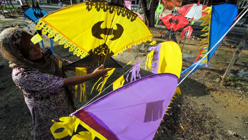 Kreatif, Ibu-Ibu Desa Panggoi Lhokseumawe Buat Layangan Tradisional Anti-hujan - Bagian 1