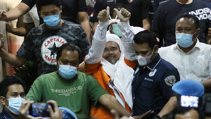 Habib Rizieq Shihab Diborgol dan Pakai Rompi Tahanan Polda Metro Jaya - Bagian 2
