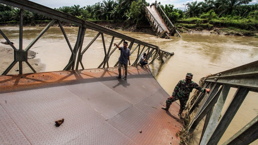 Jembatan Penghubung Desa Darussalam Aceh Utara Putus Diterjang Banjir - Bagian 1