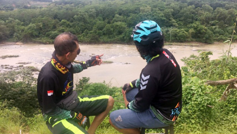 Istirahat Gowes Sambil Menikmati Pemandangan Sungai Cisadane - Bagian 1