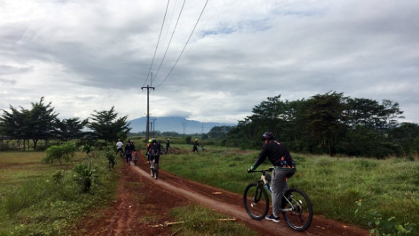 Istirahat Gowes Sambil Menikmati Pemandangan Sungai Cisadane - Bagian 6