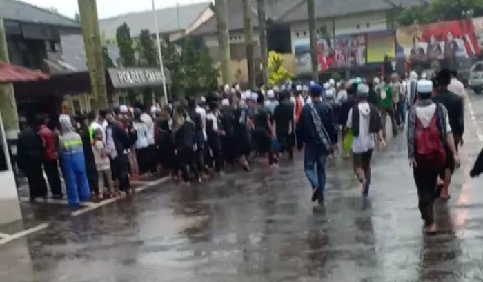 Beredar Video, Ramai-Ramai Massa Bersarung dan Berkopiah Minta Ditahan di Ciamis